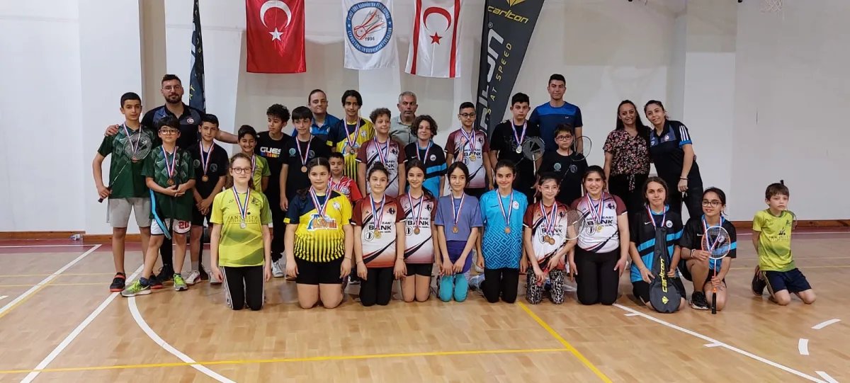U13 milli takım seçmesine katılan genç sporcular kortta toplu hâlde