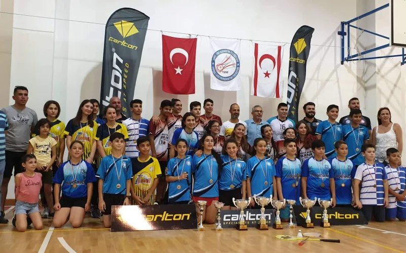 Gençler Badminton Ligi Sona Erdi. YDÜ Kız ve Erkeklerde Şampiyon